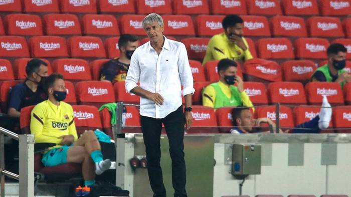 BARCELONA, SPAIN - JUNE 23: Quique Setien, Manager of Barcelona reacts during the Liga match between FC Barcelona and Athletic Club at Camp Nou on June 23, 2020 in Barcelona, Spain. Football Stadiums around Europe remain empty due to the Coronavirus Pandemic as Government social distancing laws prohibit fans inside venues resulting in all fixtures being played behind closed doors. (Photo by Eric Alonso/Getty Images)