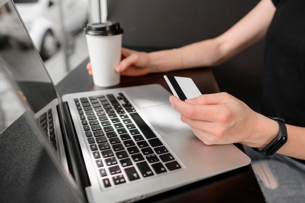 Belanja Online/ Sumber: Freepik.com Belanja online memberikan kemudahan dari segi penghematan waktu dan uang.