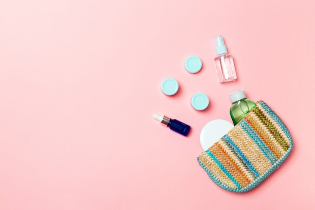 Pouch skincare dapat menjadi tempat penyimpanan pelembap, lip balm, dan makeup yang perlu dibawa saat berpergian.