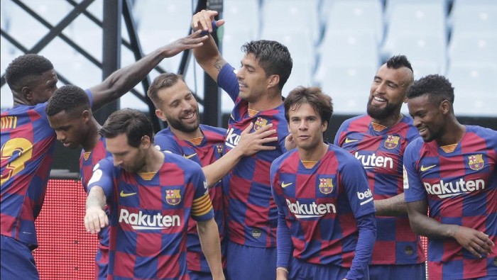 Barcelonas Luis Suarez, center, celebrates after scoring the opening goal during a Spanish La Liga soccer match between RC Celta and Barcelona at the Balaidos stadium in Vigo, Spain, Saturday, June 27, 2020. (AP Photo/Lalo Villar)
