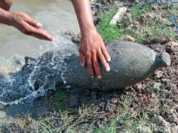 Benda Mirip Rudal Ditemukan Warga di Pinggir Bengawan Solo