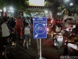 Bersepeda Malam Makin Marak di Surabaya, Jalan Tunjungan Dibagi Dua