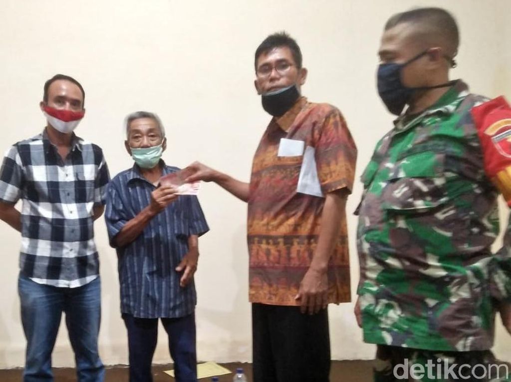 BLT Warga Desa di Mojokerto yang Dipotong Rp 500 Ribu Akhirnya Dikembalikan BLT Warga Desa di Mojokerto yang Dipotong Rp 500 Ribu Akhirnya Dikembalikan