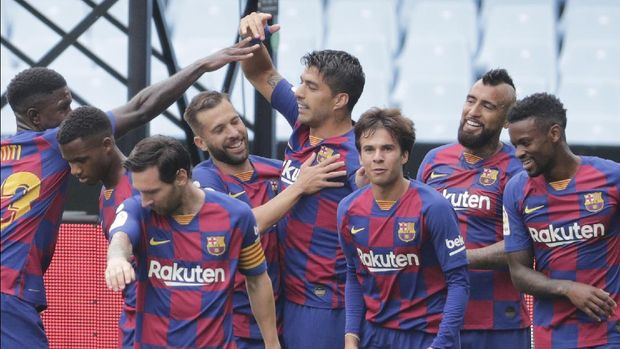 Barcelona's Luis Suarez, center, celebrates after scoring the opening goal during a Spanish La Liga soccer match between RC Celta and Barcelona at the Balaidos stadium in Vigo, Spain, Saturday, June 27, 2020. (AP Photo/Lalo Villar)