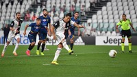 Di nomor pertama, inilah bintangnya Juventus, Cristiano Ronaldo. CR7 mencetak 17 gol penalti selama tahun 2020 (Getty Images/Valerio Pennicino)