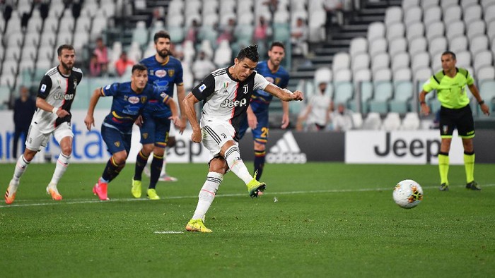 TURIN, ITALY - JUNE 26:  Cristiano Ronaldo of Juventus scores his goal from the penalty spot during the Serie A match between Juventus and  US Lecce at Allianz Stadium on June 26, 2020 in Turin, Italy.  (Photo by Valerio Pennicino/Getty Images)