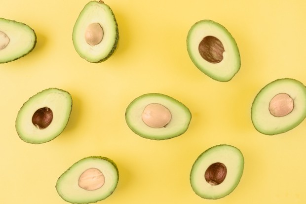 Alpukat merupakan buah kaya akan antioksidan yang dapat menangkal dampak radikal bebas dan melindungi kulit dari kerusakan dan terlihat tanda-tanda penuaan dini.