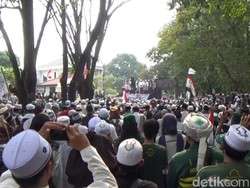 Bakar Bendera Palu Arit, Massa Ormas Islam di Purwakarta Tolak RUU HIP