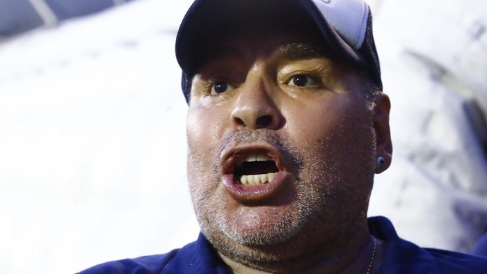 LA PLATA, ARGENTINA - FEBRUARY 29: Diego Armando Maradona head coach of Gimnasia y Esgrima La Plata reacts to fans after winning a match between Gimnasia y Esgrima La Plata and Atletico Tucuman as part of Superliga 2019/20 at Estadio Juan Carlos Zerillo on February 29, 2020 in La Plata, Argentina. (Photo by Marcos Brindicci/Getty Images)