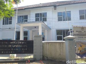 6 Pegawai Disdukcapil Kena OTT, Bupati Cirebon: Pelayanan KTP Tetap Berjalan 6 Pegawai Disdukcapil Kena OTT, Bupati Cirebon: Pelayanan KTP Tetap Berjalan