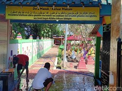 Ini Alasan Kenapa Makam di Madiun Dicat Warna-warni
