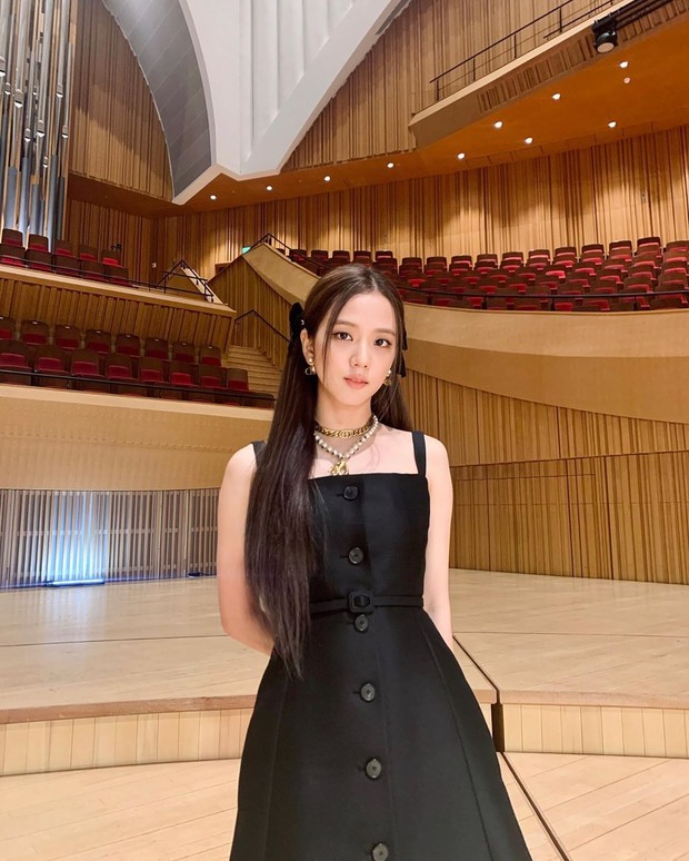 Rambut Jisoo kini berwarna gelap atau dark brown dari sebelumnya cokelat pirang.