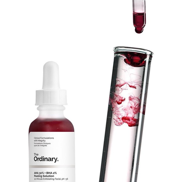 The Ordinary Peeling Solution adalah facial eksfoliasi dengan kandungan 30 persen alpha hydroxy acid (AHA) dan 2 persen beta hydroxy acid (BHA).