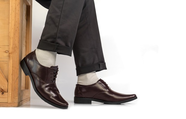 Merawat sepatu kulit