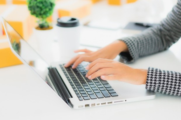 Online shop terpercaya/ Sumber: Freepik.com Online shop terpercaya biasanya tidak akan menutup kolom komentar.