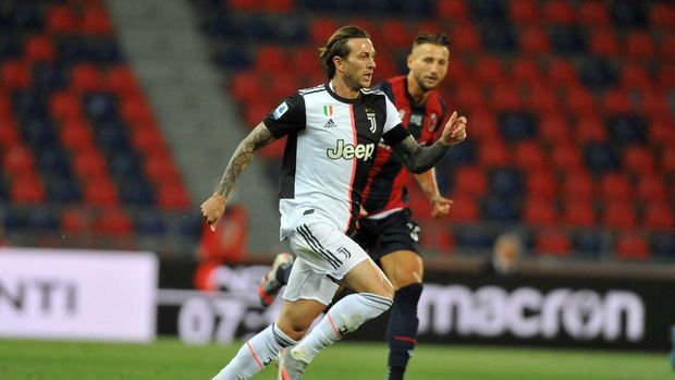 BOLOGNA, ITALY - JUNE 22: Federico Bernardeschi of Juventus in action during the Serie A match between Bologna FC and  Juventus at Stadio Renato Dall'Ara on June 22, 2020 in Bologna, Italy. (Photo by Mario Carlini / Iguana Press/Getty Images)