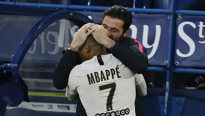 Paris Saint-Germains French forward Kylian Mbappe (L) celebrates with Paris Saint-Germains Italian goalkeeper Gianluigi Buffon after scoring a goal during the French L1 football match between Caen (SMC) and Paris Saint-Germain (PSG) at the Michel dOrnano Satdium in Caen, northwestern France, on March 2, 2019. (Photo by CHARLY TRIBALLEAU / AFP)