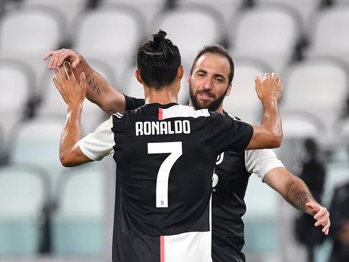 TURIN, ITALY - JUNE 26:  Gonzalo Higuain of Juventus celebrates a goal with team mate Cristiano Ronaldo during the Serie A match between Juventus and  US Lecce at Allianz Stadium on June 26, 2020 in Turin, Italy.  (Photo by Valerio Pennicino/Getty Images)