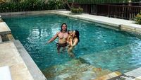 Hot Papa Alert! 7 Artis Pamer Perut Sixpack Bersama Anak