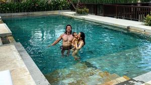 Hot Papa Alert! 7 Artis Pamer Perut Sixpack Bersama Anak