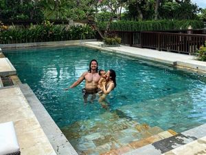 Hot Papa Alert! 7 Artis Pamer Perut Sixpack Bersama Anak