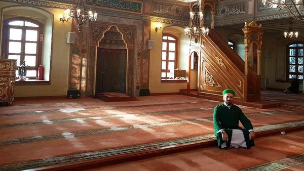 Potret Masjid yang Jadi Rumah Kucing Liar