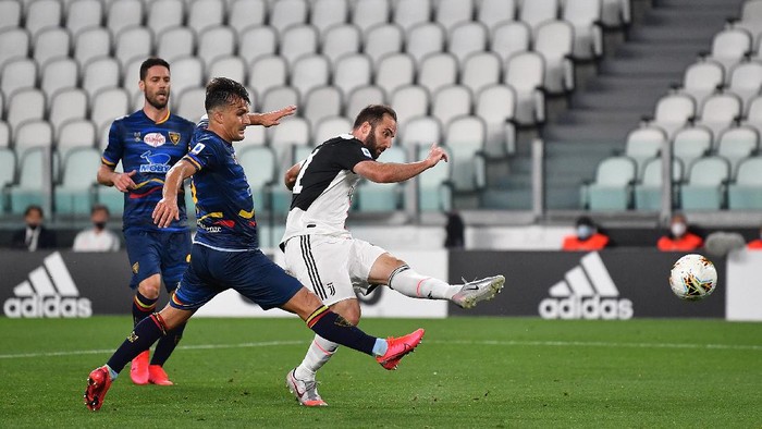 TURIN, ITALY - JUNE 26:  Gonzalo Higuain of Juventus scores a goal during the Serie A match between Juventus and  US Lecce at Allianz Stadium on June 26, 2020 in Turin, Italy.  (Photo by Valerio Pennicino/Getty Images)