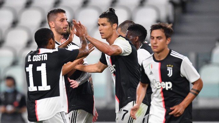 TURIN, ITALY - JUNE 26:  Cristiano Ronaldo (C) of Juventus celebrates his goal from the penalty spot with team mates during the Serie A match between Juventus and  US Lecce at Allianz Stadium on June 26, 2020 in Turin, Italy.  (Photo by Valerio Pennicino/Getty Images)