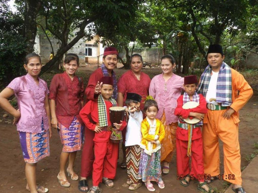 Potret Palang Pintu Wanita di Kampung Sawah Potret Palang Pintu Wanita di Kampung Sawah