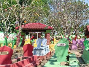 Kisah Miris di Balik Makam Warna-warni Madiun