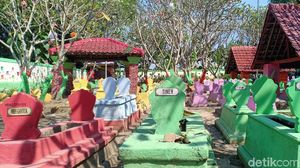 Foto: Makam Warna-warni yang Viral di Madiun