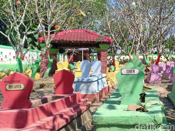 Foto: Makam Warna-warni yang Viral di Madiun