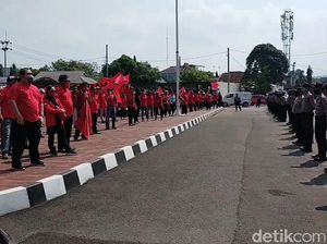 Laporkan Pembakar Bendera Partai, Ratusan Kader PDIP Datangi Mapolres Sumedang Laporkan Pembakar Bendera Partai, Ratusan Kader PDIP Datangi Mapolres Sumedang