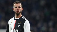 Miralem Pjanic dilepas ke Barcelona dalam kesepakatan perturakan pemain yang melibatkan Arthur Melo. Transfer ini bernilai 60 juta euro. Foto: Getty Images/Marco Luzzani