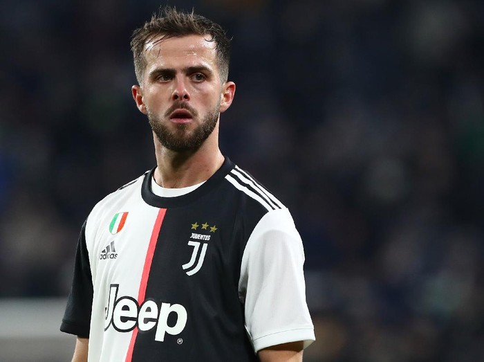 TURIN, ITALY - JANUARY 19:  Miralem Pjanic of Juventus FC looks on during the Serie A match between Juventus and Parma Calcio at Allianz Stadium on January 19, 2020 in Turin, Italy.  (Photo by Marco Luzzani/Getty Images)