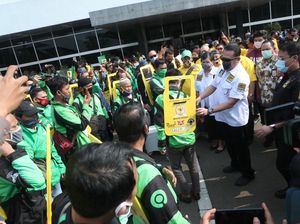 Ketua MPR Bagikan Sembako hingga Asuransi ke Pengemudi Ojek Online