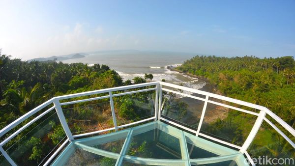 Foto: Uji Nyali di Atas Teras Kaca Pangandaran
