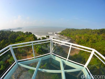 Foto: Uji Nyali di Atas Teras Kaca Pangandaran