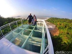 Menjajal Teras Kaca di Pantai Karapyak Pangandaran