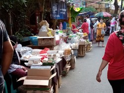 Pasar Gembrong Jakpus Ditutup karena Ada yang Corona, Pedagang Jualan di Luar