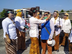 Pedagang di Makam Bung Karno Dapat Bantuan Face Shield dan Masker