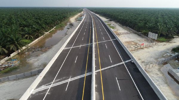 Penampakan Tol Pekanbaru-Dumai di Antara Kebun Sawit