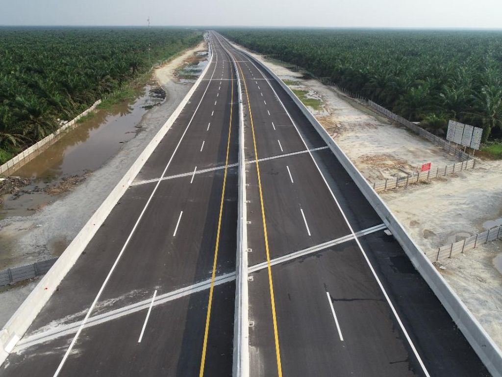 Penampakan Tol Pekanbaru-Dumai di Antara Kebun Sawit Penampakan Tol Pekanbaru-Dumai di Antara Kebun Sawit