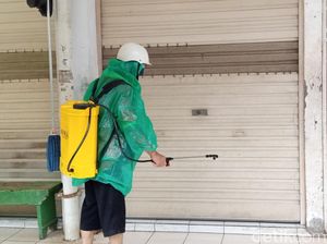 4 Pedagang Terpapar Corona, Pasar Gembrong Jakpus Disemprot Disinfektan 4 Pedagang Terpapar Corona, Pasar Gembrong Jakpus Disemprot Disinfektan