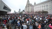 Mereka merayakan keberhasilan Liverpool menjadi juara Liga Inggris.