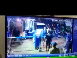 Petugas RS Al Ihsan Dianiaya Gegara Palang Pintu, Jari Tangan Korban Putus