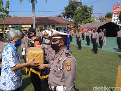 Polisi Bagikan Bansos Bagi 15 Keluarga Napi Teroris yang Terdampak COVID-19