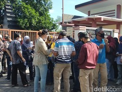 Puluhan Calon Wali Murid Datangi Dispendik Jatim Tuntut Transparansi PPDB