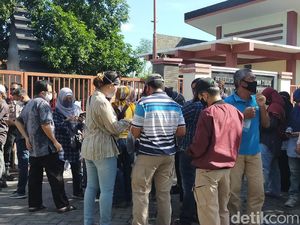 Puluhan Calon Wali Murid Datangi Dispendik Jatim Tuntut Transparansi PPDB Puluhan Calon Wali Murid Datangi Dispendik Jatim Tuntut Transparansi PPDB