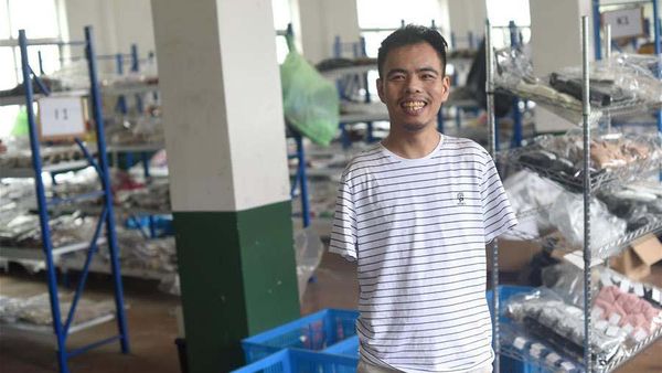 Pria Difabel yang Toko Onlinenya Beromzet Rp 2 Miliar